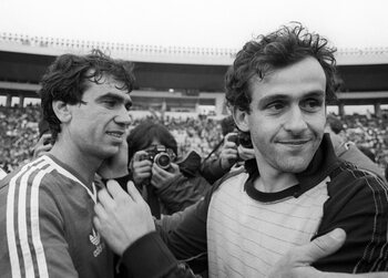 One day, no goal: Michel Platini ziet magistrale volley in rook opgaan