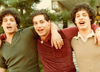 Regardez "Three Identical Strangers" maintenant dans le catalogue à la demande de Proximus Pickx
