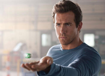 Ryan Reynolds lacht met Green Lantern in zijn eigen versie van de film