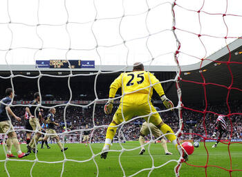 One day, one goal: Darren Bent bat Liverpool avec l'un des buts les plus bizarres de tous les temps