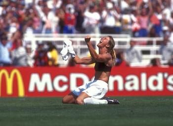 Mythische vieringen: Brandi Chastain trekt haar truitje uit in de WK-finale van 1999