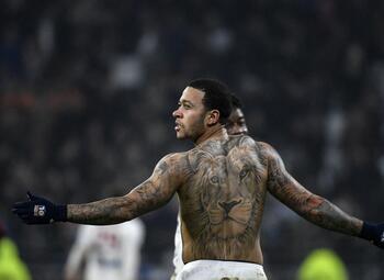 One day, one goal: de fabelachtige krul van Depay tegen PSG