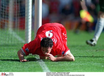Les célébrations mythiques: Robbie Fowler répond aux supporters d’Everton en "sniffant" la ligne de but