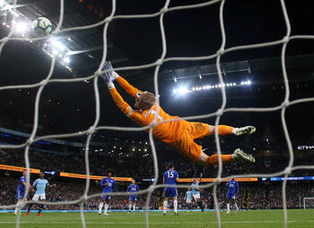 One day, one goal: Kompany knalt City richting de titel