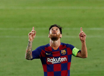 Florerende Lionel Messi mag met Barcelona naar laatste 8 in Champions League