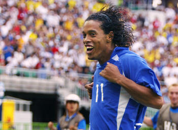 Ingenieuze vrije trap Ronaldinho bezegelt WK-lot van Engeland