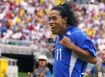 One day, one goal: l’ingénieux coup franc de Ronaldinho qui élimine l’Angleterre