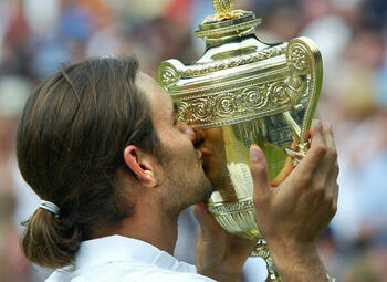 On This Day: Roger Federer wint voor de eerste keer Wimbledon