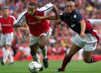 One day, one goal: Thierry Henry tovert Arsenal voorbij Manchester United