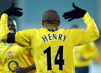 One day, one goal: de verfijnde krulbal van stilist Thierry Henry