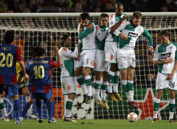 One day, one goal: Ronaldinho surprend son monde avec un subtil coup franc