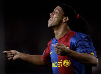 One day, one goal: doortrapte Ronaldinho verrast vriend en vijand met listige vrijschop
