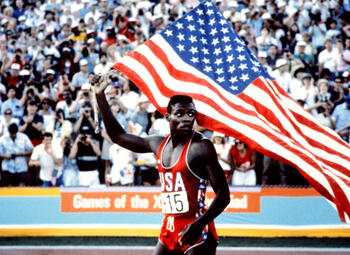 Hoe zowel de Chicago Bulls als de Dallas Cowboys atletiekicoon Carl Lewis probeerden in te lijven