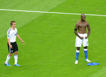 One day, one goal: Balotelli bombe le torse contre l'Allemagne