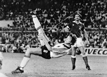 One day, one goal: het moment dat Klaus Fischer ‘Mr. Bicycle Kick’ werd