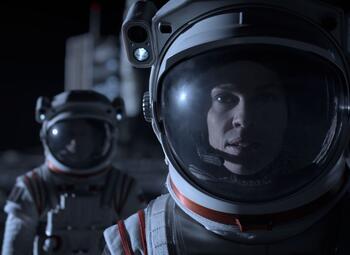 Oscarwinnares Hilary Swank is terug met Netflix-reeks ‘Away’