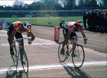 On This Day: Eddy Planckaert wint Parijs-Roubaix met kleinste verschil ooit