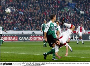 One day, one goal: Rafael van der Vaart illumine le Klassieker