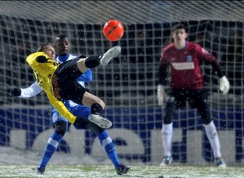 One day, one goal: Wesley Sonck scoort een wereldgoal tegen Racing Genk