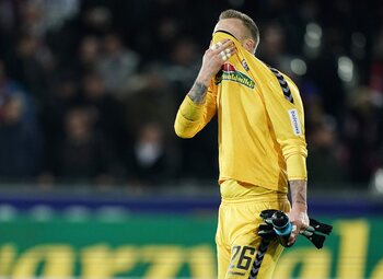 One day, one goal: Duisburg-keeper keert zijn rug terwijl tegenstander op hem afkomt
