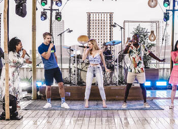 Het succes van 'Like Me': waarom jong en oud genieten van dit succesrecept