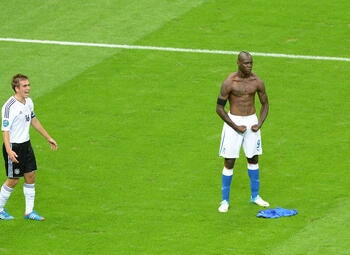 One day, one goal: Mario Balotelli schiet Duitse doel aan flarden