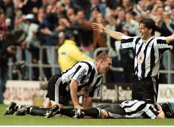One day, one goal: Philippe Albert nagelt Peter Schmeichel aan de grond