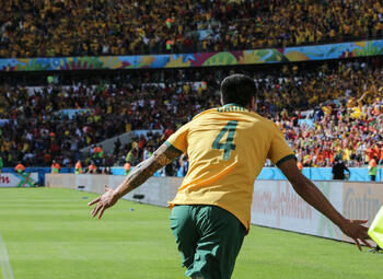 One day, one goal: Tim Cahill volleyt de netten aan flarden tegen Nederland