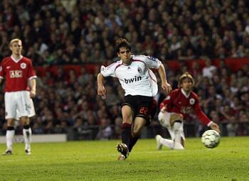 One day, one goal: Kaká toont zijn klasse tegen Manchester United