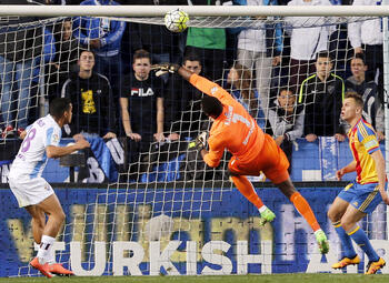 One day, one goal: Malaga-keeper Carlos Kameni bokst knullig de bal in eigen doel