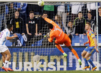 One day, one goal : le gardien de Malaga, Carlos Kameni, envoie maladroitement le ballon dans son propre but