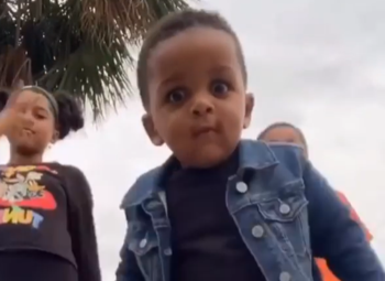 Deze hiphoppeuter steelt de show: bekijk de grappigste virale filmpjes van het moment!