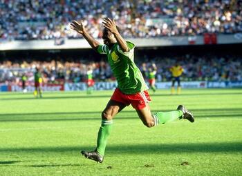 Mythische vieringen: Roger Milla danst zich de geschiedenisboeken in