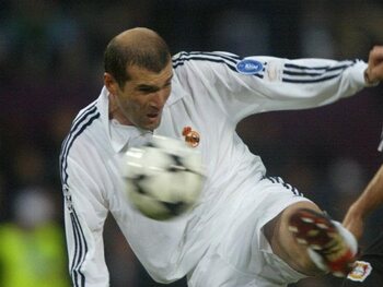 Zinédine Zidane vs Bayer Leverkusen (2002)