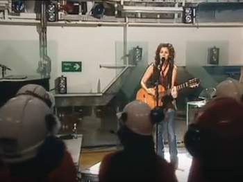 Katie Melua op een boorplatform