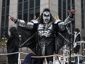 Gene Simmons a une langue de vache