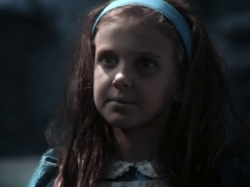 La jeune Alice dans « Alice au pays des merveilles »