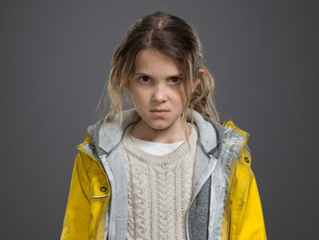Une jeune femme sombre dans « Intruders »