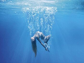 De luchtbellen van 'Under the Silver Lake' vertellen een verhaal