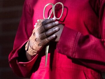 « Us » et son gant symbolique
