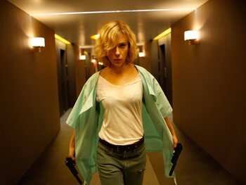 Elle est blonde, badass, et a de très très gros… neurones !