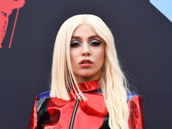 Ava Max – "Kings and Queens"