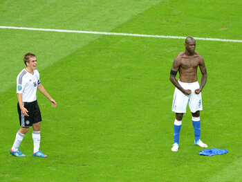 One day, one goal: Balotelli bombe le torse contre l'Allemagne