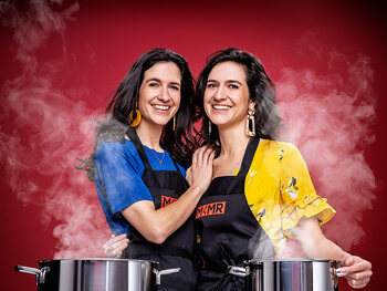 Tweelingzussen Deborah (30) en Jasmina Dekrem (30) uit Wondelgem