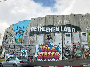 Derrière les murs