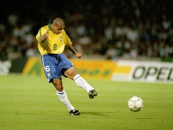 One day, one goal: Roberto Carlos tart de wetten van de fysica