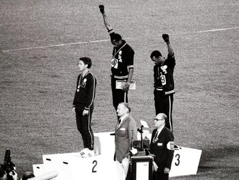 Les poings levés de Tommie Smith et John Carlos