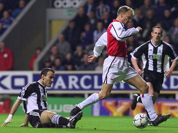 One day, one goal: l'enchaînement parfait de Bergkamp contre Newcastle