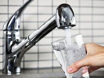 L'eau en bouteille ou au robinet ?