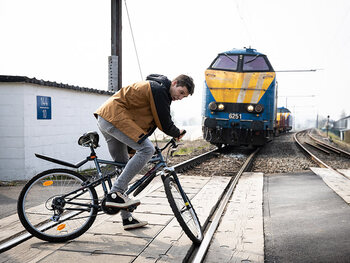 Samenwerking Thuis en Infrabel voor bloedstollende aflevering op treinsporen